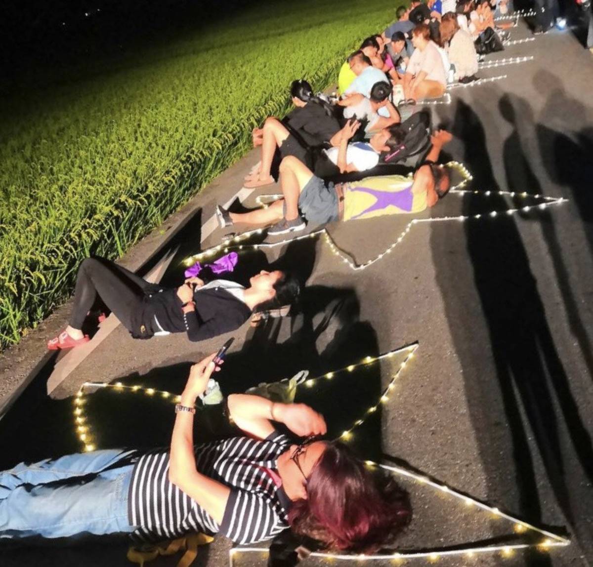 臺東最美星空音樂會首場超過千人橫躺伯朗大道，欣賞池上美麗星空。