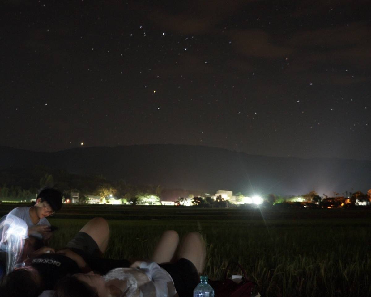 臺東最美星空音樂會首場超過千人橫躺伯朗大道，欣賞池上美麗星空。