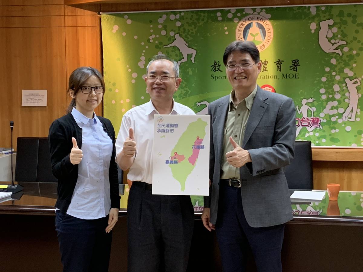 體育署長高俊雄(右)與全民運動組組長呂忠仁(中)邀請民眾一同參與全民運動會