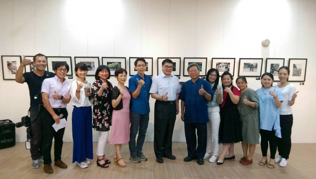 臺東大學美術產業學系107級碩士在職專班學生與師長合影。