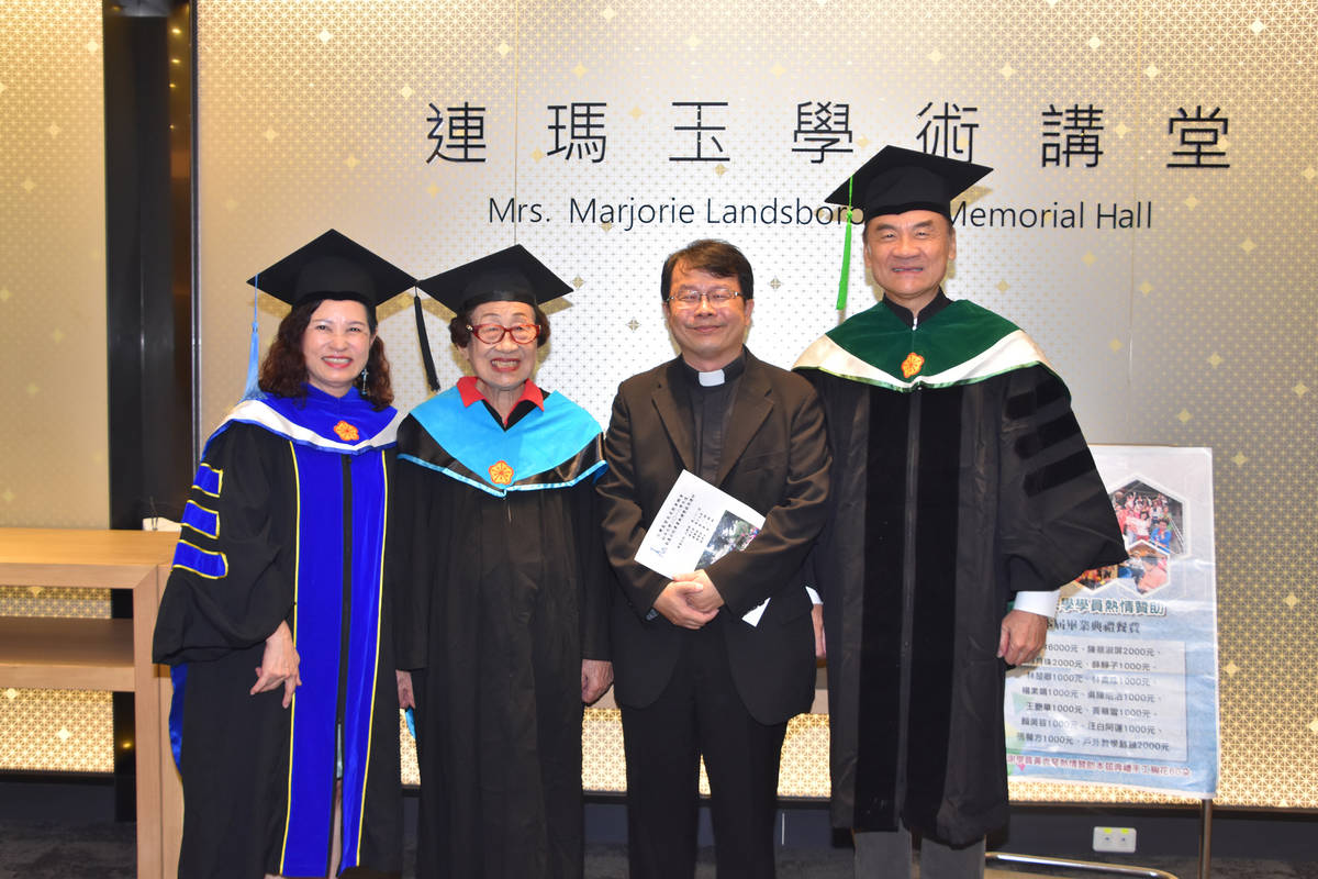 92歲的周楊英（左二）就讀松年大學已經15年，是班上年紀最長的學生。

