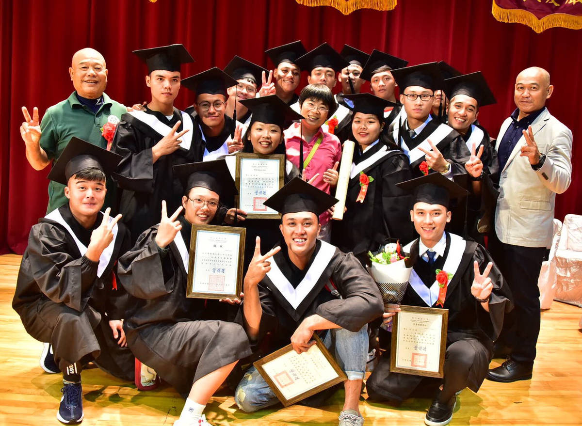 臺東大學畢業典禮，許多學生爭相與老師合影留念。