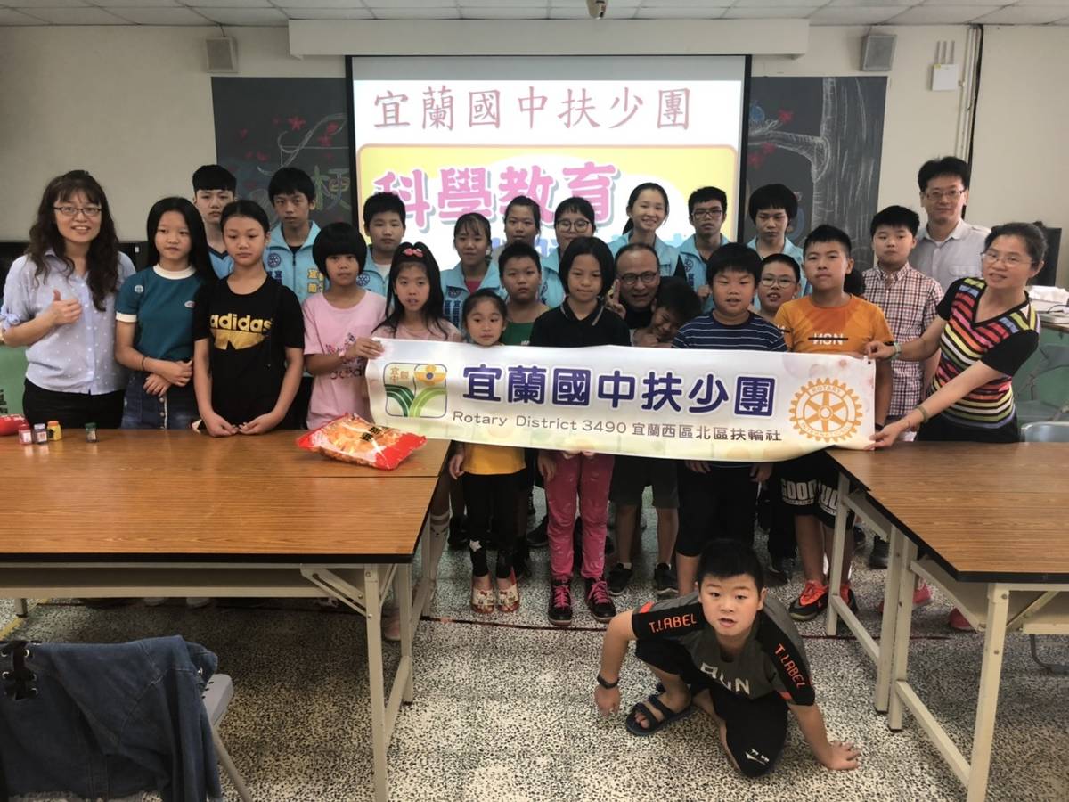 宜蘭國中謝惠娟老師(右)、吳宛如老師(左)，以及宜蘭國中科學志工師生與梗枋國小師生合影