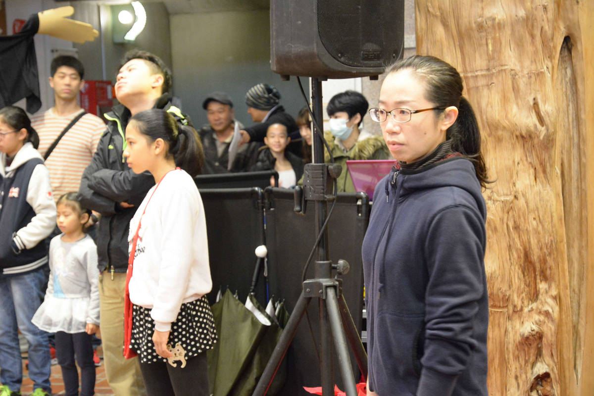 卓子文老師用舞蹈讓學生演繹自我，情緒得以紓解。(教育部提供)