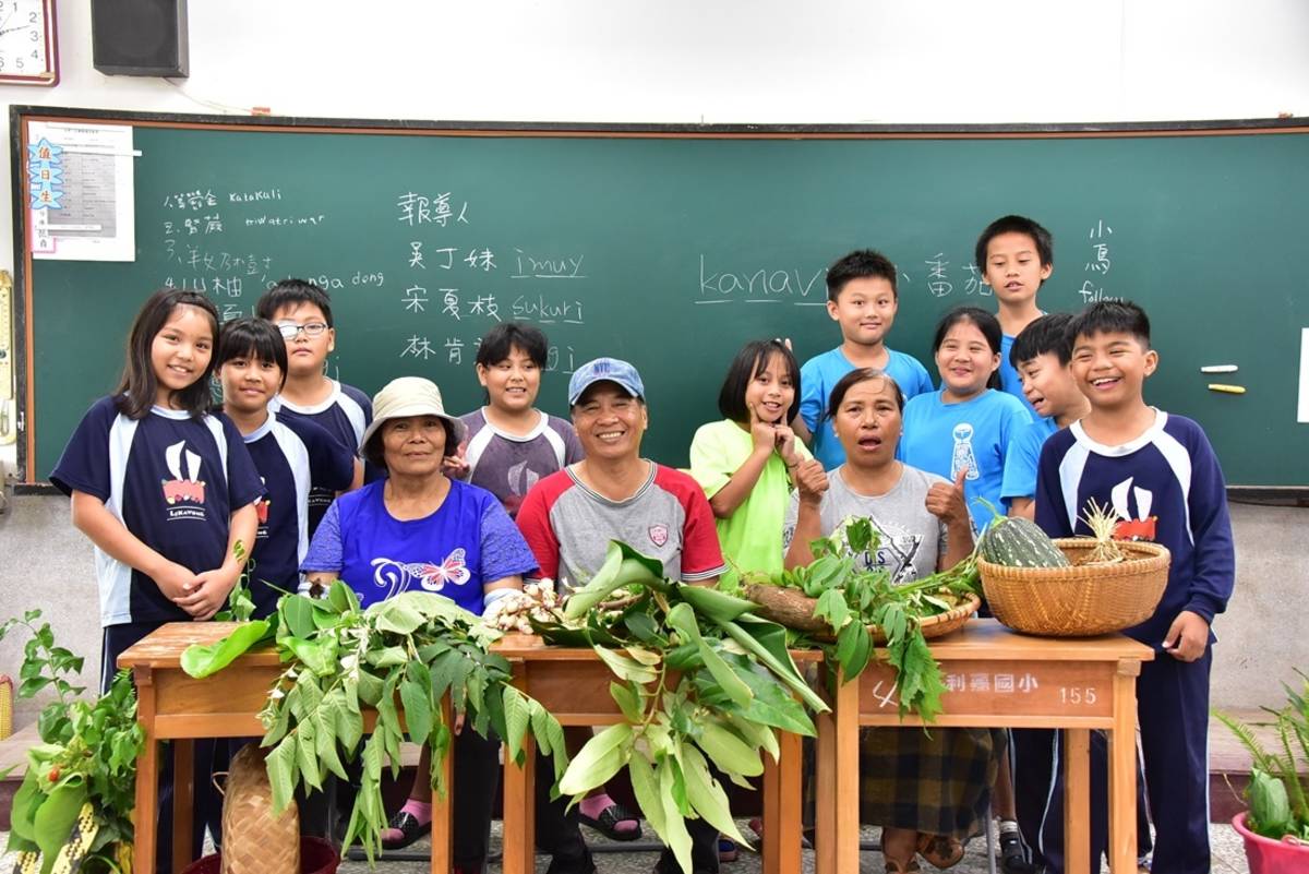 臺東林管處、臺東縣永續發展會學會及利嘉社區巡守隊合作，陪伴利嘉國小學生認識部落周遭的生活植物。