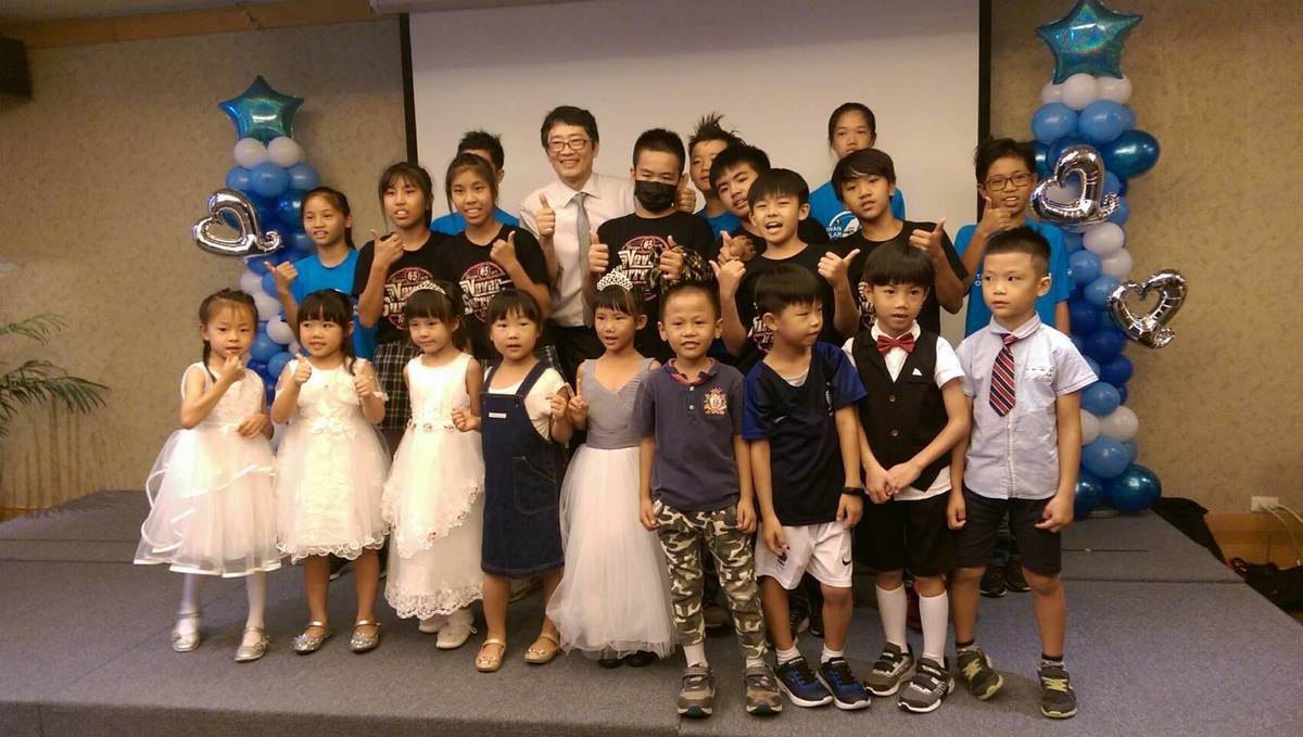 富山國際教育實驗小學畢業生與校長合影。