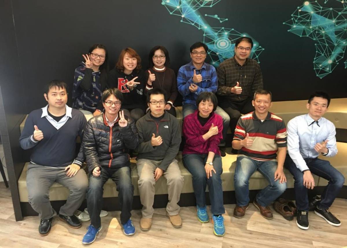 高中化學學科中心種子教師吳德鵬、張明娟與武陵高中自然科學領域教師(國教署提供)