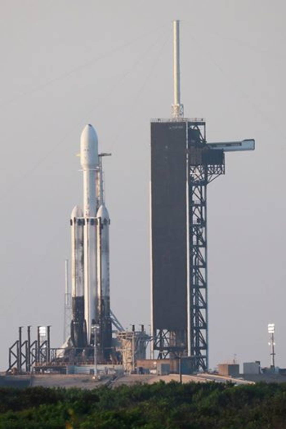 搭載福衛七號的SpaceX獵鷹重型火箭準備發射(圖片取自國家太空中心臉書)。