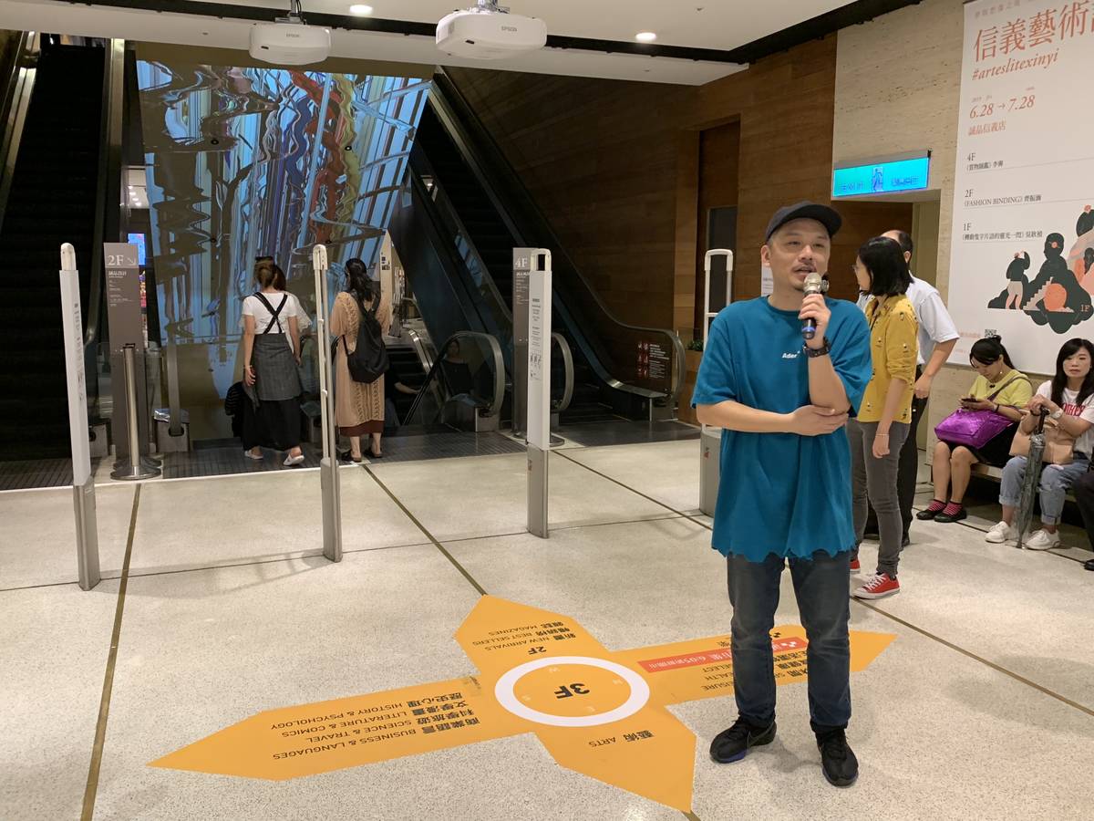 王宗欣在電扶梯的《狹縫中的連續微觀》錄像互動裝置