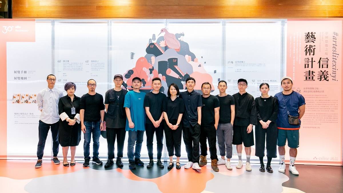 誠品30信義藝術計畫創作者合影，左起發條鼻子、陳小曼、姚仲涵、齊振涵、王宗欣、范承宗、誠品品牌策展協理謝淑卿、豪華朗機工(右4-6)、吳耿禎、陳青琳、李霽