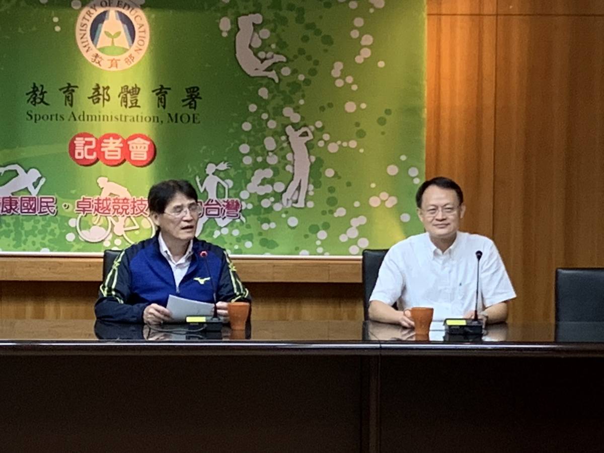 體育署長高俊雄(左)、學校體育組副組長蔡忠益