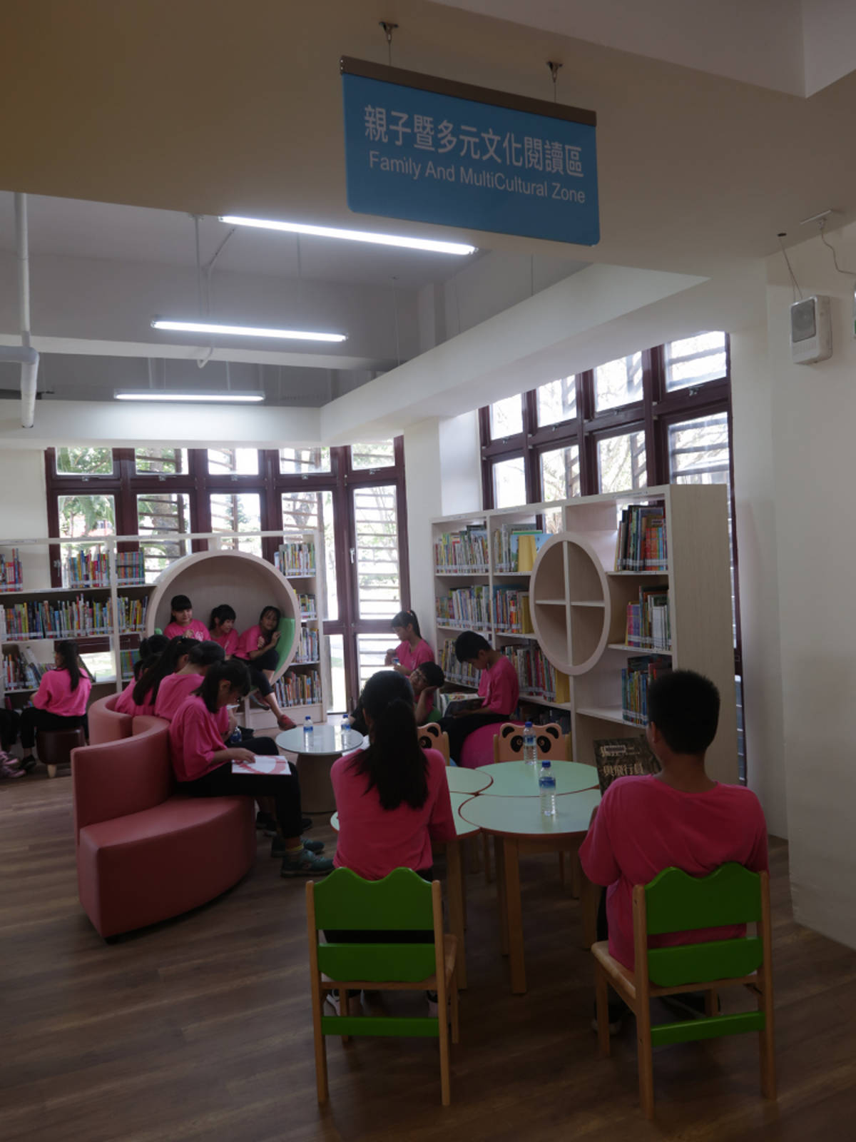 學童享受閱讀