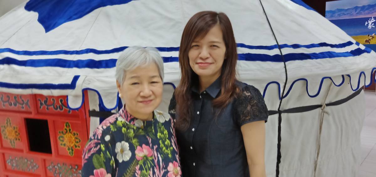 蒙藏文化中心徐淑美科長(右)暨邢文儀老師談蒙藏風情文物