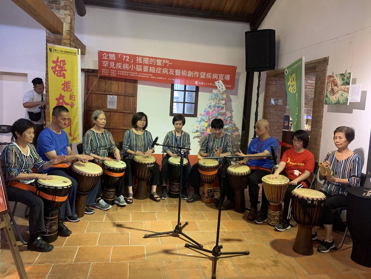 開場由病友共同以非洲鼓進行表演