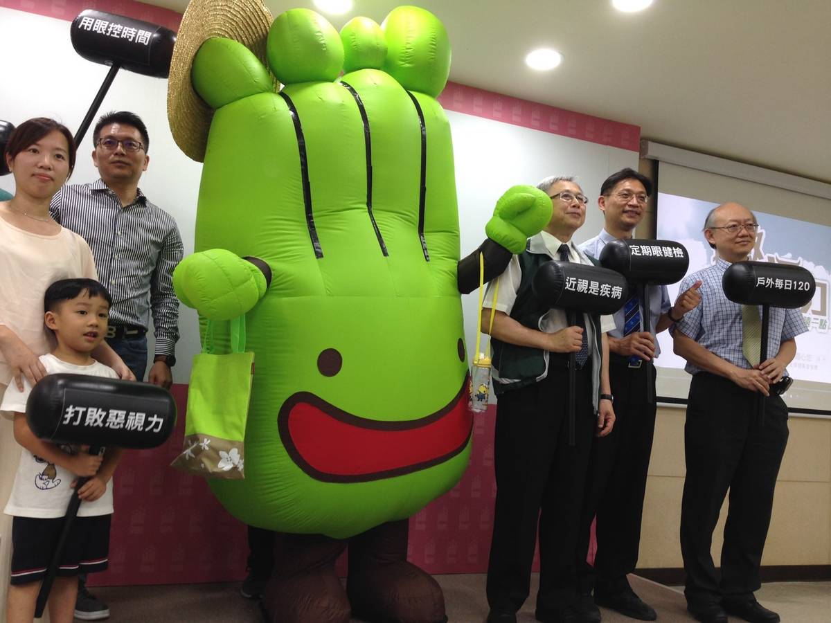 國健署呼籲家長多安排孩子從事戶外運動，暑假視力保健不放假。