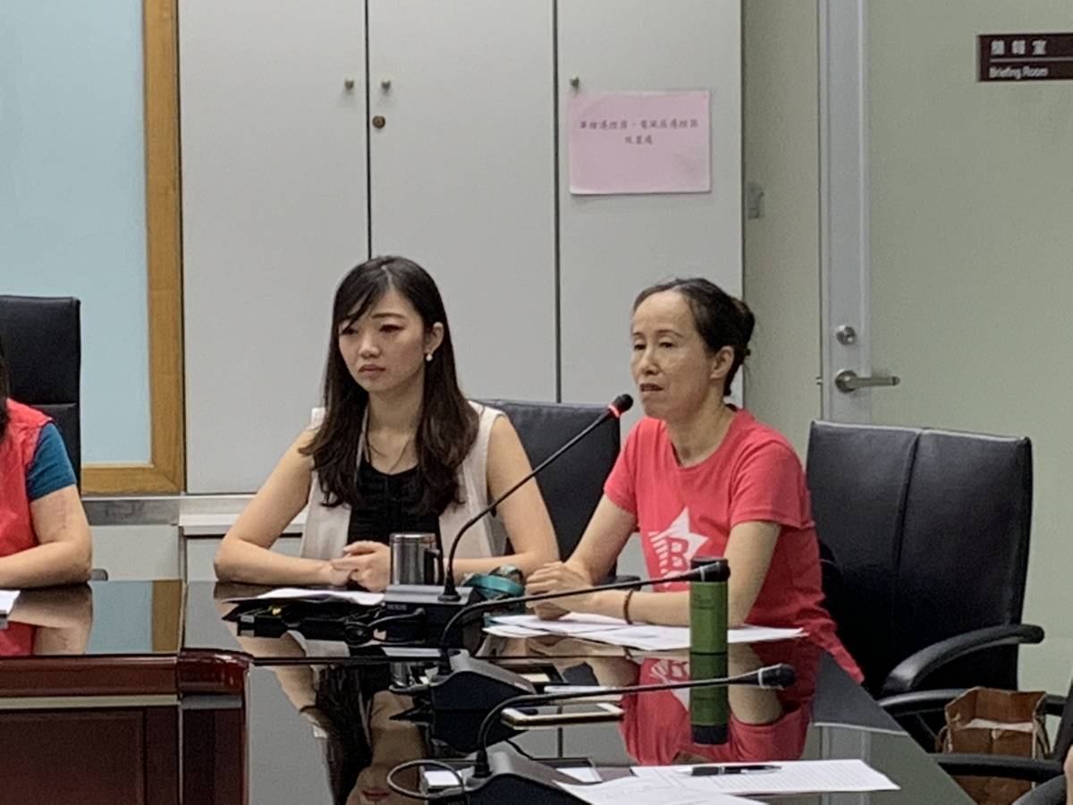 新光醫院夏子雯營養師(左)與臺北護理健康大學運動保健系主任彭雪英說明課程內容