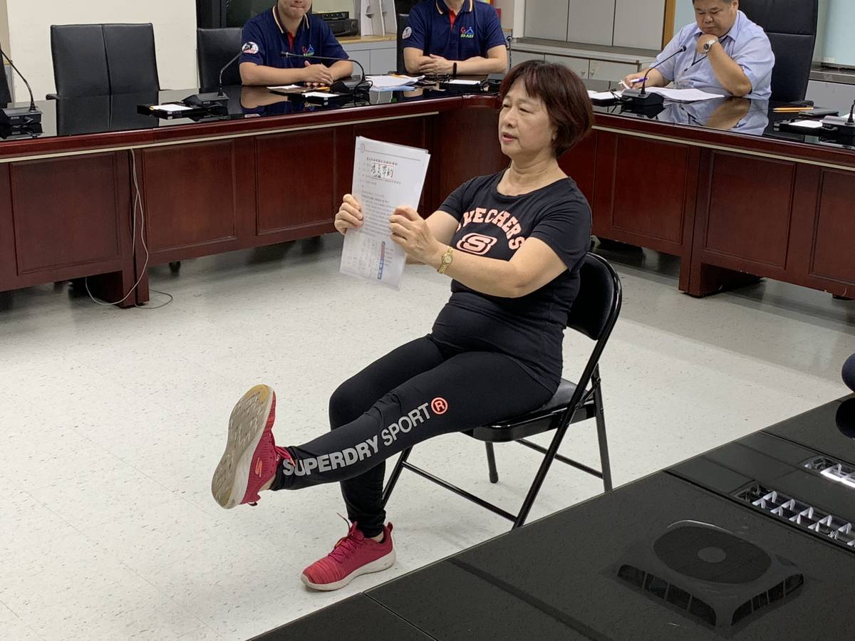 臺北護理健康大學教練示範長者簡易居家運動
