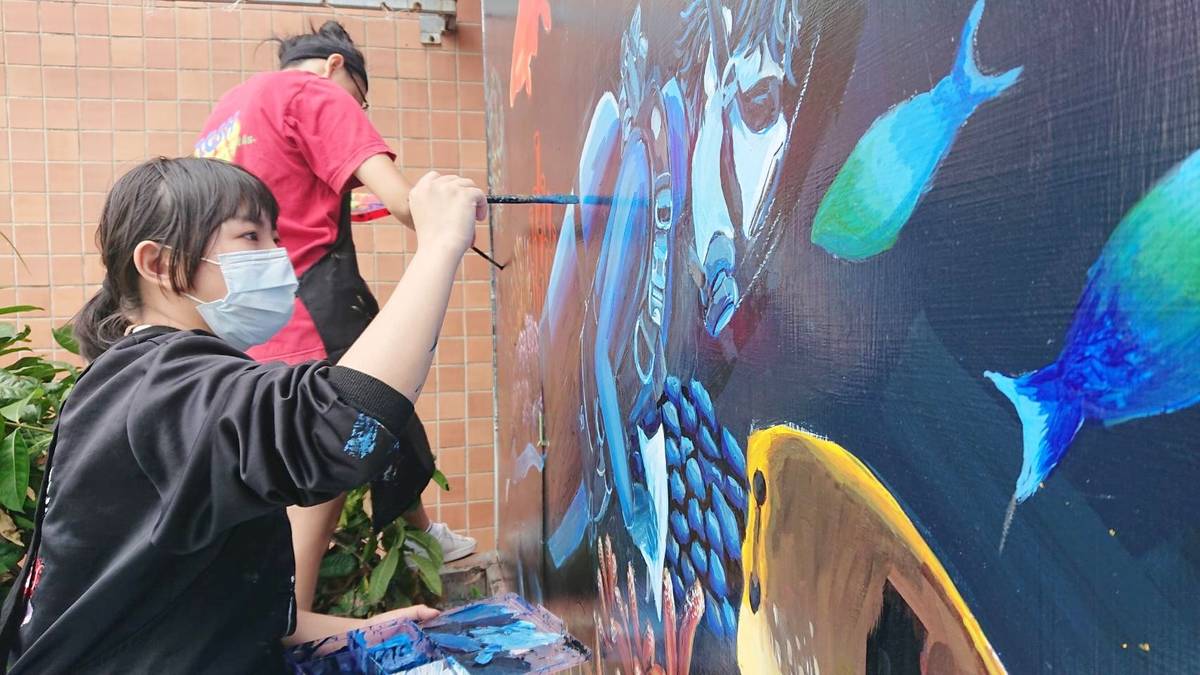 臺東女中美術班師生，在大同路郵局外牆，彩繪上綠島豆丁海馬郵筒、海龜、珊瑚礁、美人魚等海底世界3D畫作。