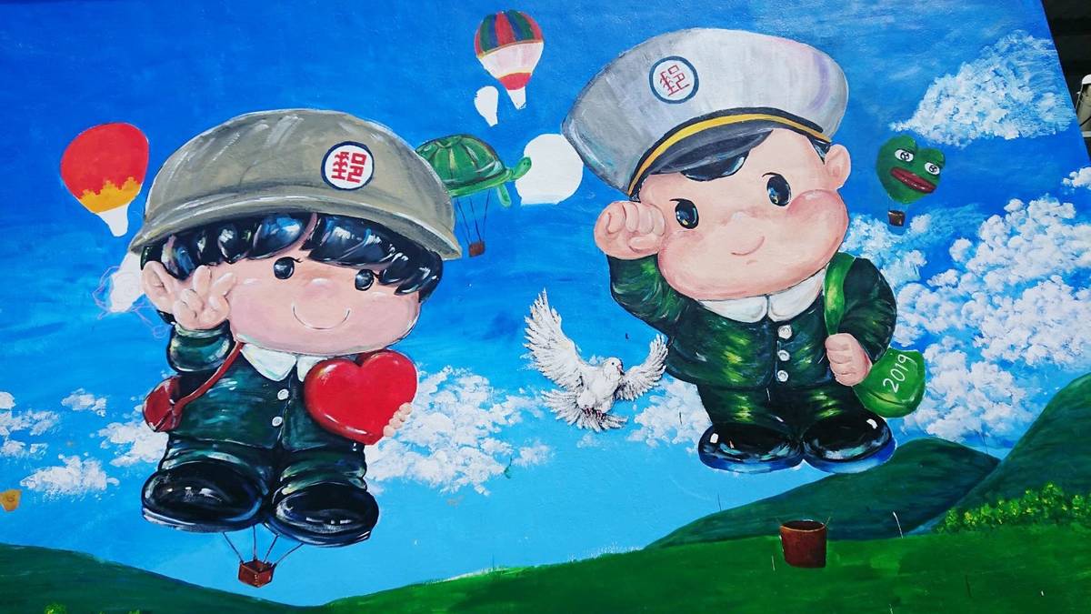 郵局停車場牆面以「夢想起飛」為主題，師生將郵政寶寶設計成熱汽球造型，翱翔在臺東縱谷天空。