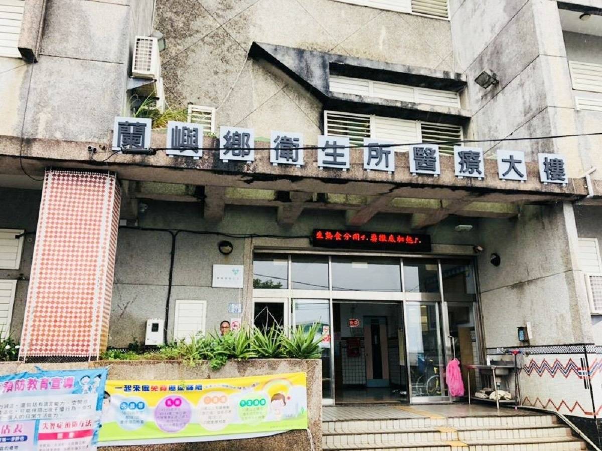 臺東縣衛生局透過花東基金補助縣內醫院，延攬缺乏或不足的專科醫師，另請醫院支援偏鄉及離島衛生所專科門診。