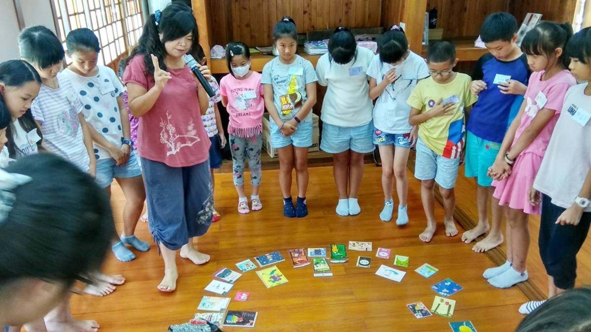 臺東縣政府「兒童繪本創作夏令營」，希望藉由繪本創作，培養客家文創產業種子。