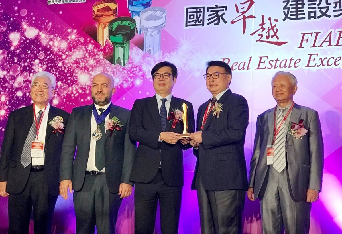 臺東大學校長曾耀銘(右2)赴2019國家卓越建設獎頒獎典禮，接受行政院副院長陳其邁(中)再次表揚。