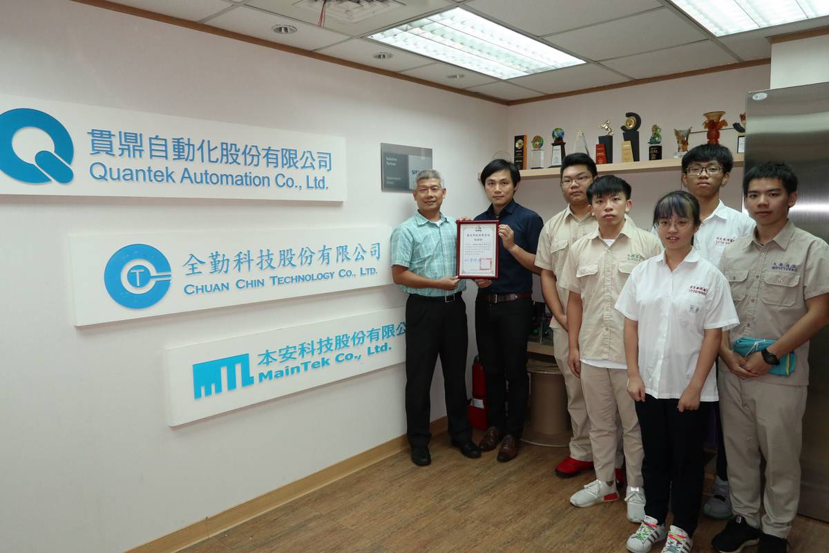 學生與實習產業代表合影