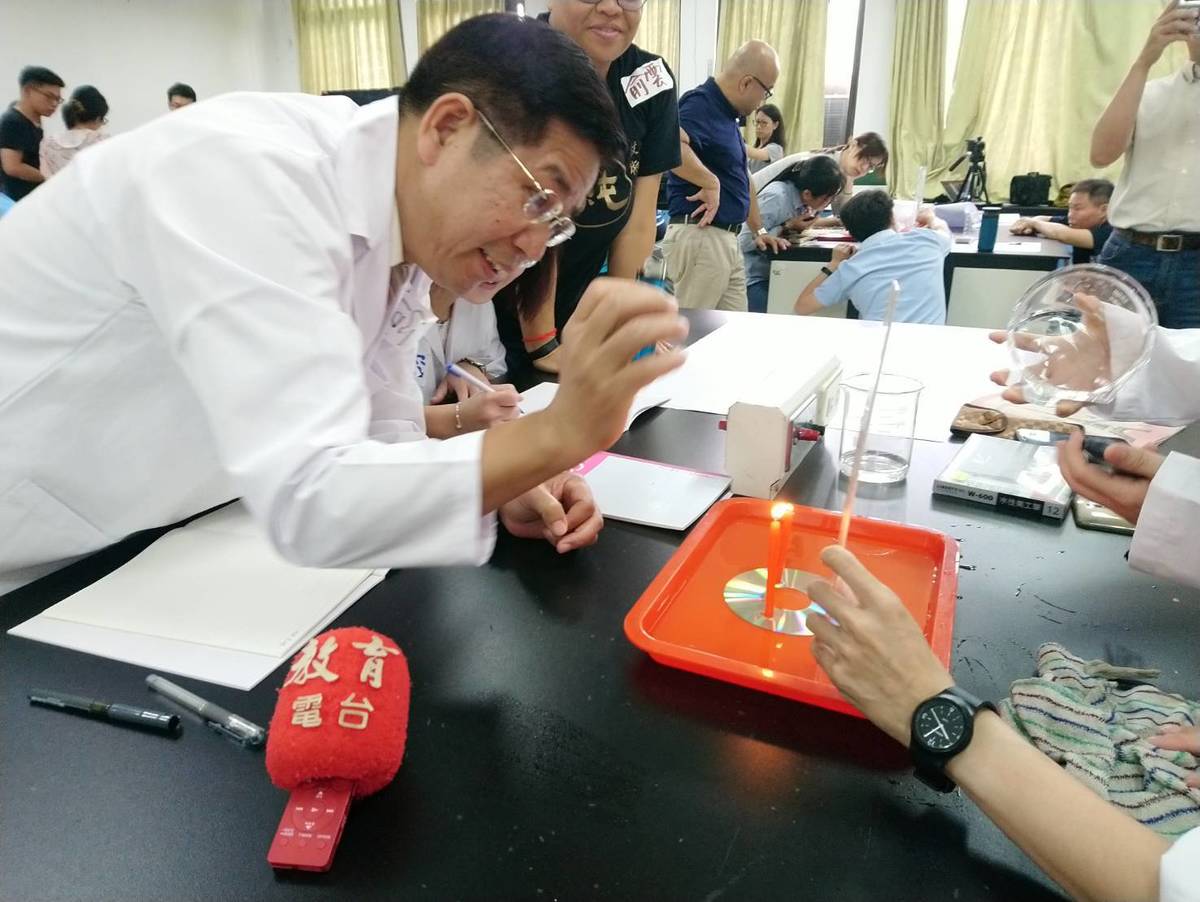 教育部部長潘文忠和其他老師親做實驗