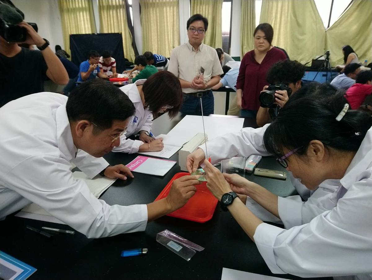 教育部部長潘文忠和其他老師親做實驗