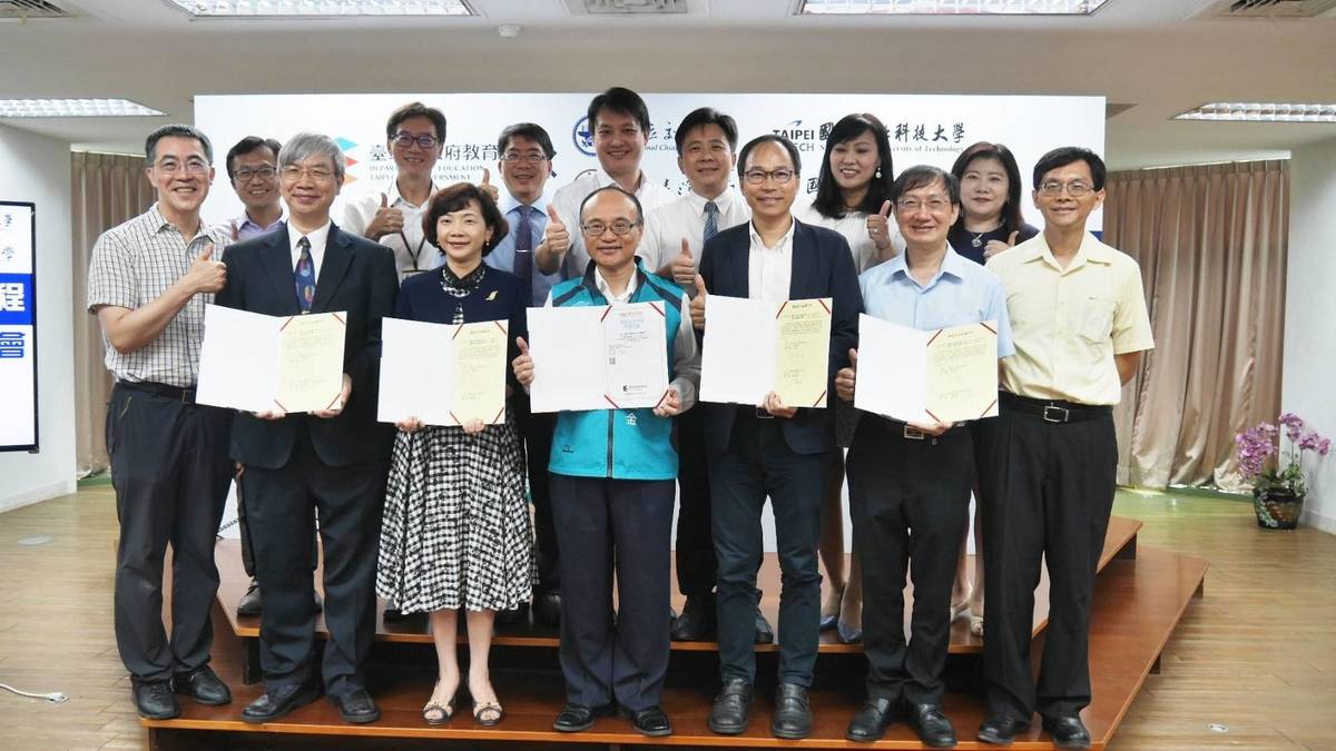 臺北市教育局長曾燦金(中)與各校師長合影