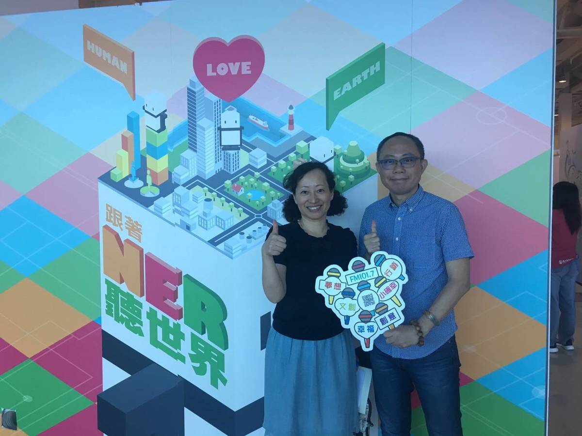 高雄市成功國小校長呂佳真(圖左)與節目主持人杜韋(圖右)合照