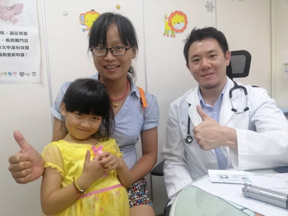 左：4歲葉小妹妹
中：葉小妹的媽媽
右：徐宗正 主任