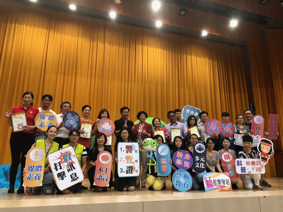 潘文忠部長今天(27)到內湖高工參加「學習N次方 千人共學習」嘉年華活動