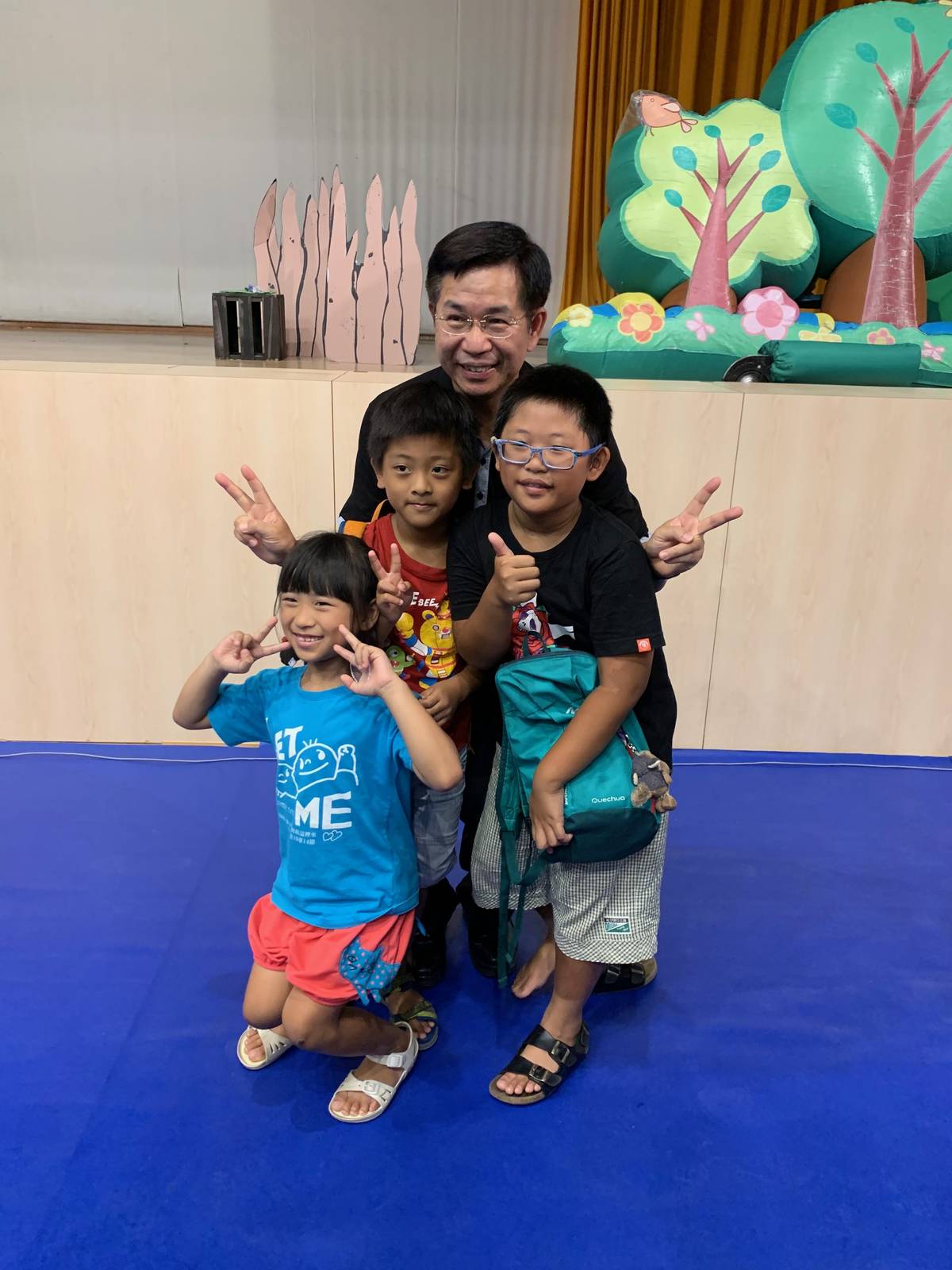 潘文忠部長與來參與活動的小朋友們合照