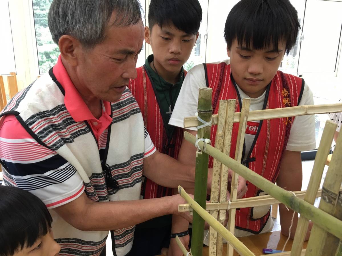 耆老教導小朋友製作高腳屋