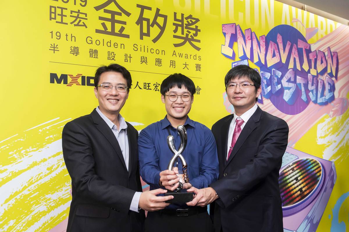南臺科技大學團隊(由左至右)電機系杜翌群副教授、電機系博士生邱緯翔、資工系和奇美醫院合聘的劉璟鋒醫師勇奪該校首座應用組鑽石大賞。.
