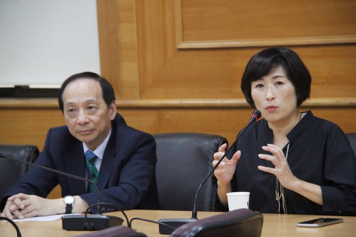 臺東縣政府爭取到國發會花東建設基金3000萬元，盼幫助臺東醫療院所補齊專科醫療人力，臺東馬偕院長王功亮(左)感謝縣長饒慶鈴(右)關心在地醫療。