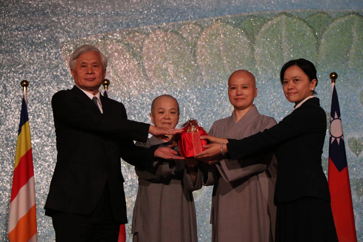 慈濟大學第十任校長交接  新任劉怡均校長要打造國際化專業志工大學
