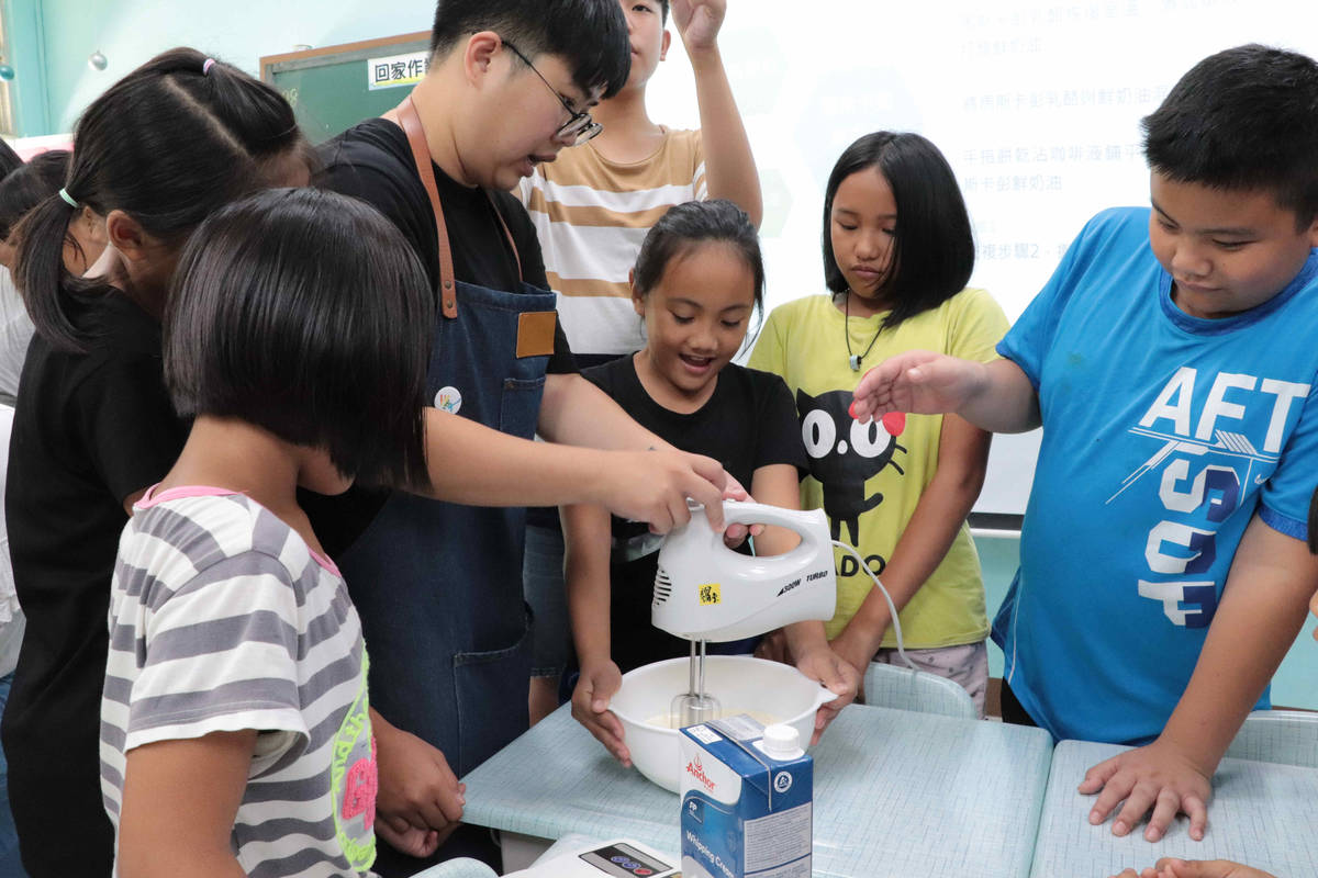 「白日夢閃亮甜點車」負責人李奇芳教導偏鄉學童運用在地食材製作獨一無二的甜點