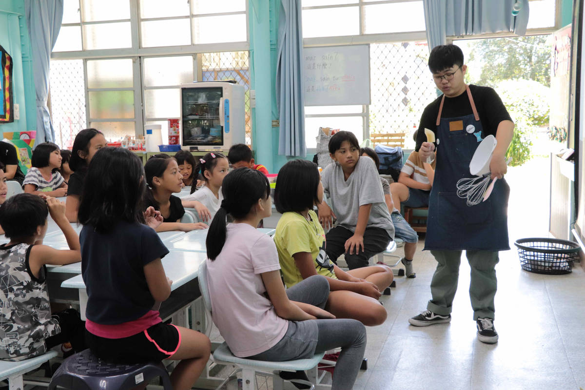 「白日夢閃亮甜點車」負責人李奇芳教導偏鄉學童運用在地食材製作獨一無二的甜點