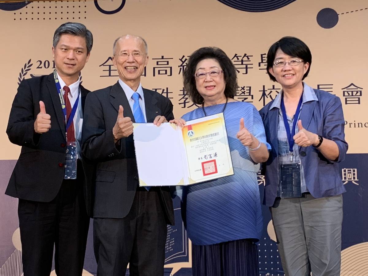 (左起)教育部國教署長彭富源、前駐法大使呂慶龍、教育部政務次長范巽綠、國教署副署長戴淑芬共同合影