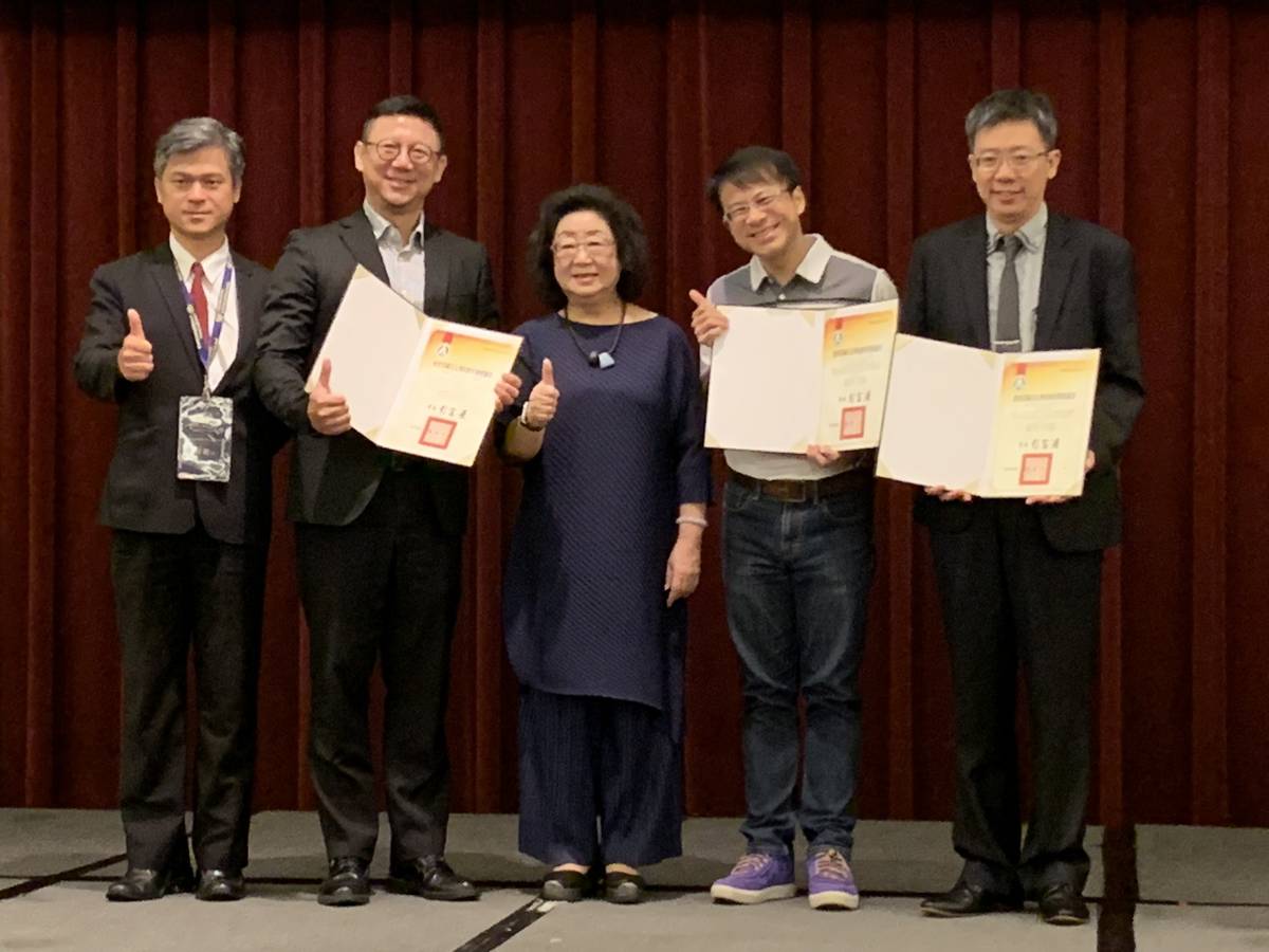 教育部政務次長范巽綠(中)、國教署長彭富源(左)與主講者合影