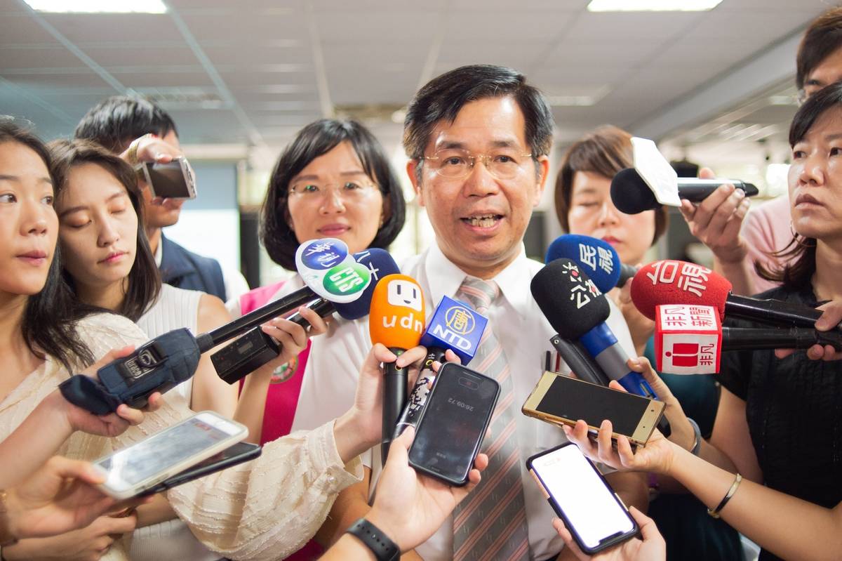 教育部長潘文忠親自到第一線回應家長針對108新課綱的疑慮，圖由蘇巧慧辦公室提供