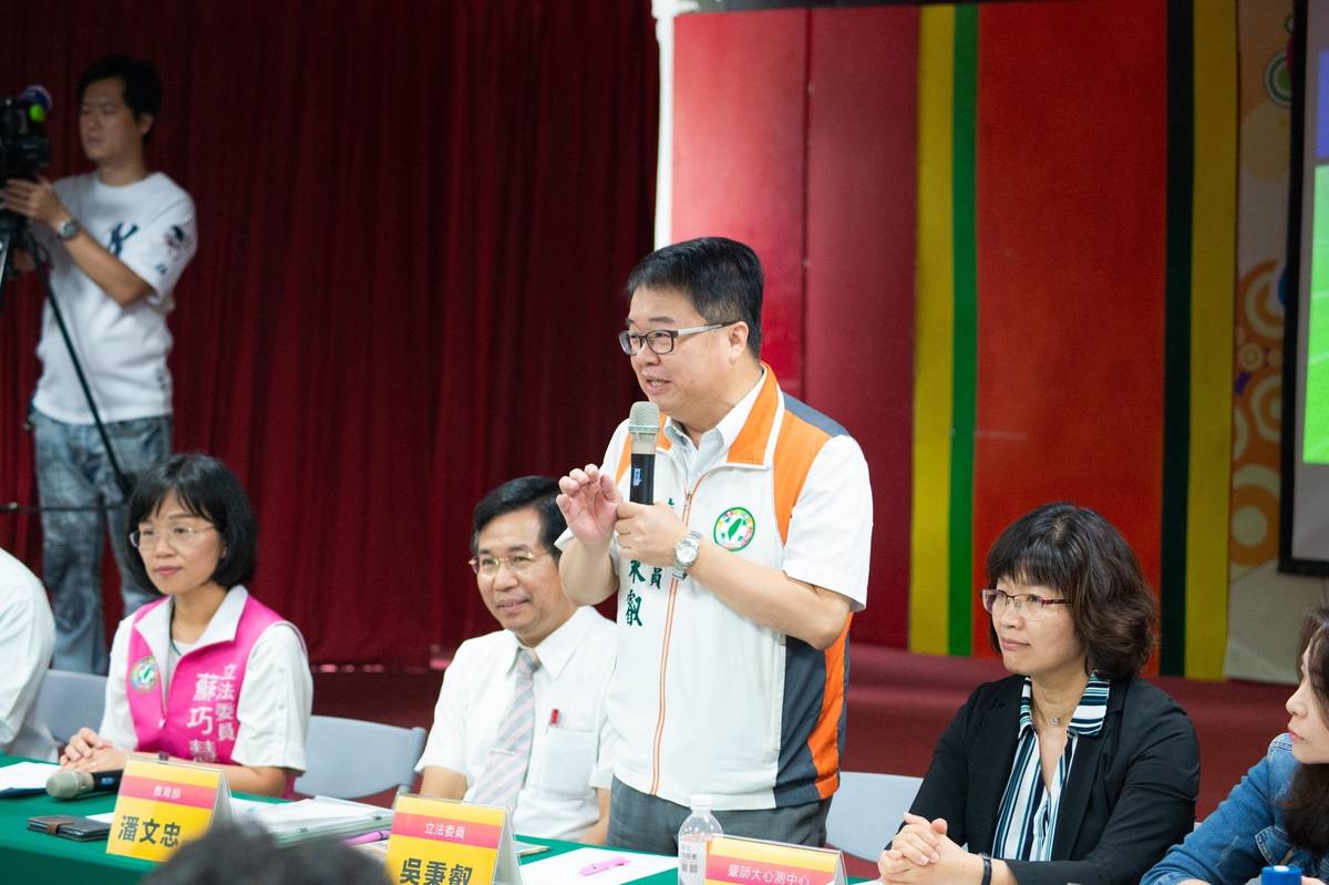 立法委員吳秉叡及新莊區家長協會今天在新莊民安國小舉行《108課綱全面解析座談會》，圖由蘇巧慧辦公室提供