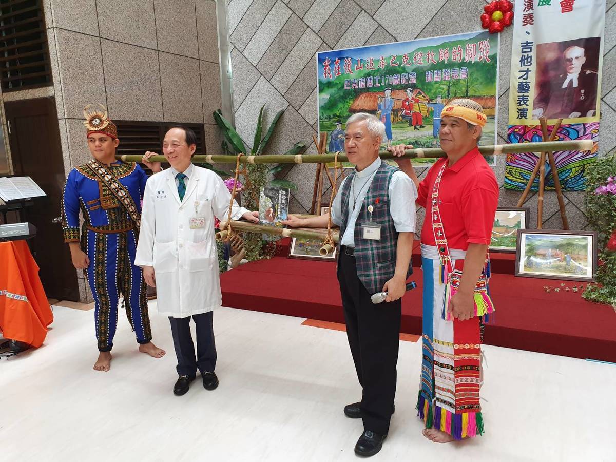 潘稀祺特別訂製一臺螃蟹轎於院內展示，讓大家體會早年宣教士的辛苦。