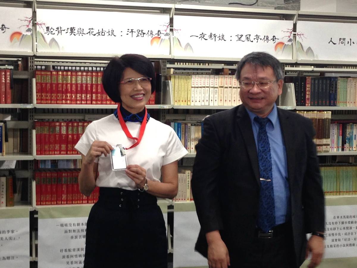 國立臺灣圖書館館長鄭來長(右)邀請王瓊玲教授(左)擔任「駐館作家」，並為她製作專屬職員證。