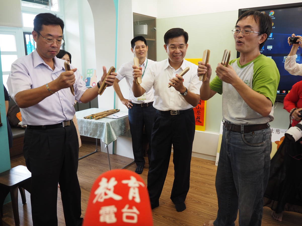 車鼓陣藝師林宣佑親自示範，以雙手各持2塊俗稱「敲阿」的竹片，連續敲打出聲音