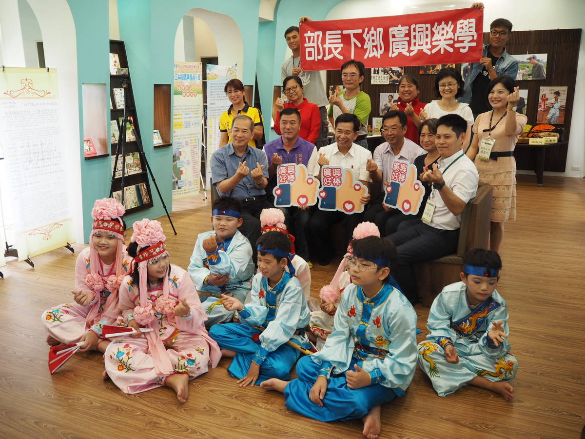 廣興國小夏日樂學的錢龍七響車鼓陣表演合照