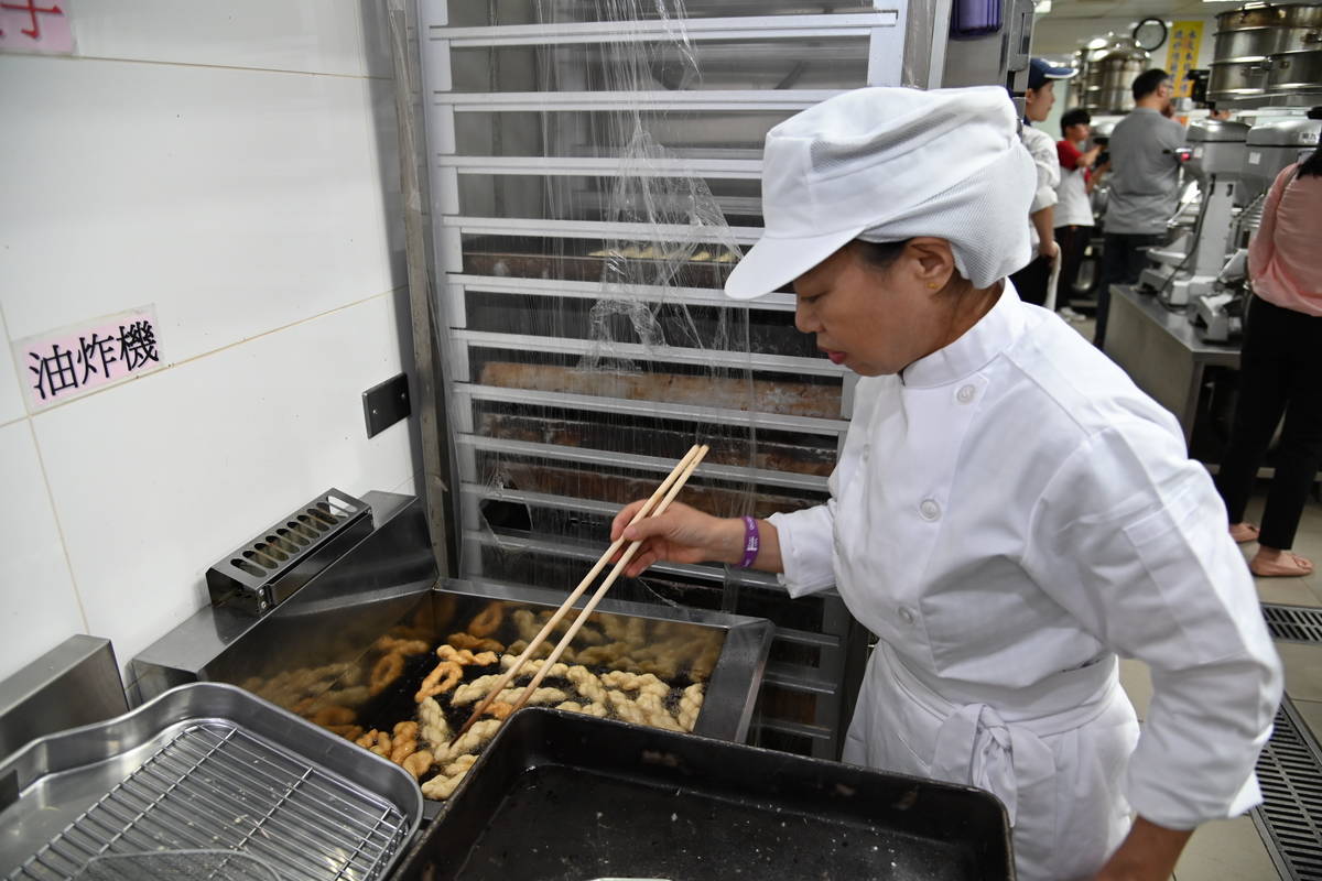 新住民技職專班製作中式麵食-捲麻花
