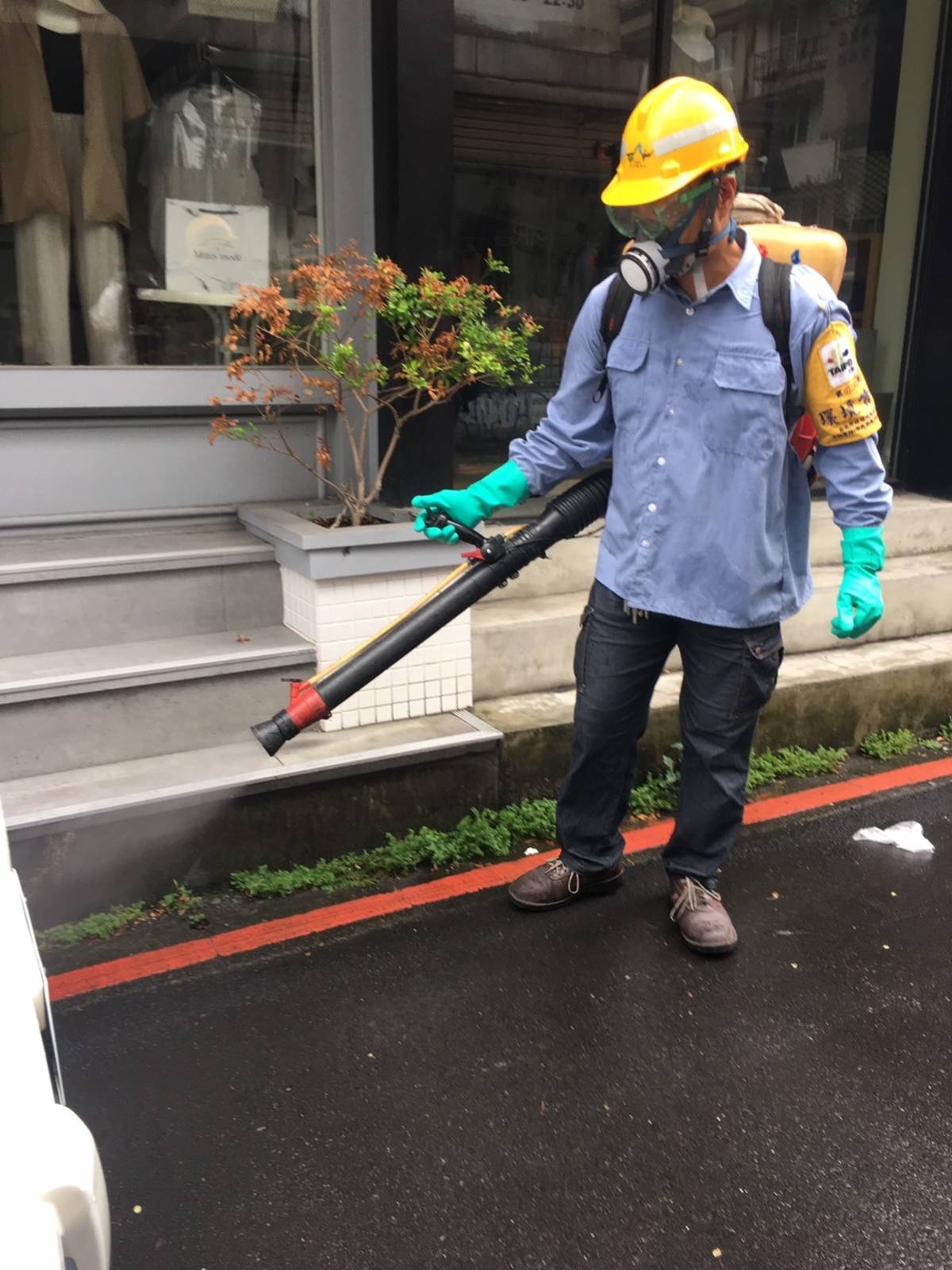 臺北市衛生局進行大安區周邊噴藥防治工作